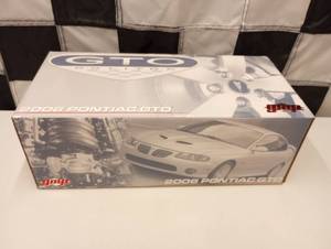 lot 686 image: gmp 2006 Pontiac GTO 118th Scale Die Cast Car