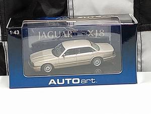 lot 821 image: Autoart Jaguar XJ8 143rd Scale Die Cast Car