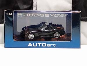 lot 825 image: Autoart Dodge Viper SRT-10 143rd Scale Die Cast Car