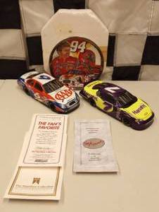 lot 937 image: (2) 124 Scale Diecast Cars & Collector Plate