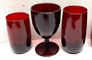 lot 117 image: Radiant Red Vintage Glassware