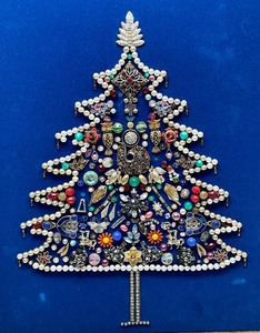 lot 122 image: Vintage Jewelry Encrusted Framed Christmas Tree Art