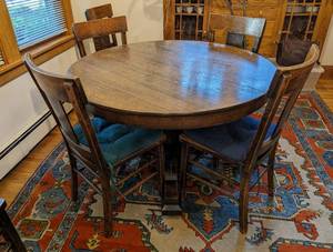 lot 3 image: Vintage Round Oak Dining Room Set