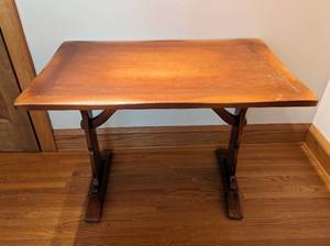 lot 21 image: Vintage Oak Desk