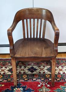 lot 8 image: Vintage Oak Bankers Chair