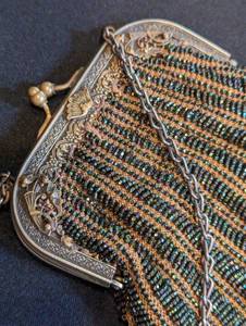 lot 48 image: Beautiful Beaded Vintage Purse