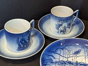 lot 29 image: Blue and White Danish Christmas Plates and Mug Sets
