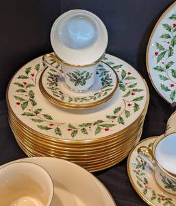lot 32 image: Lenox Holiday Dish Set
