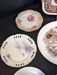 lot 54 image: Assorted Painted Porcelain Dishes