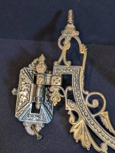 lot 61 image: Antique Victorian Cast Iron Oil Lamp Bracket