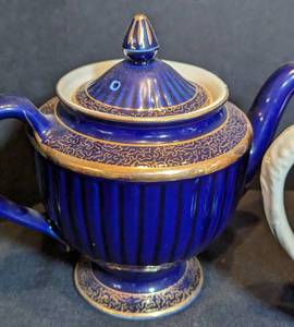 lot 73 image: Pretty Vintage Teapots and Pitchers Including Hall