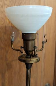 lot 180 image: Vintage Brass Floor Lamp