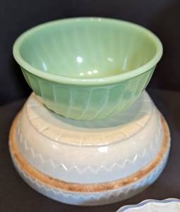 lot 184 image: Assorted Vintage Bowls and Pie Plate