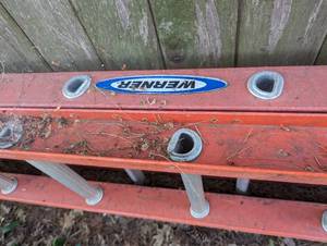 lot 194 image: Werner Fiberglass 27ft Extension Ladder