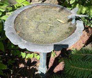 lot 19 image: Lovely Metal Birdbath