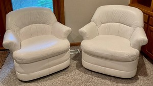 lot 60 image: Pair of Flex Steel White Leather Swivel Chairs and Ottoman