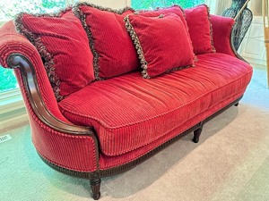 lot 2 image: Beautiful Vintage Sofa