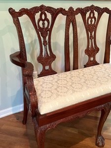 lot 16 image: Lovely Settee