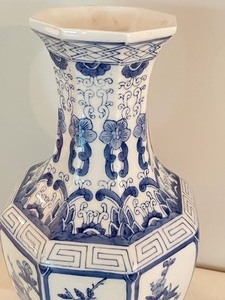 lot 36 image: Chinese Blue and White Vase