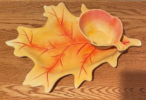 lot 143 image: Festive Fall Decor and Serving Platter