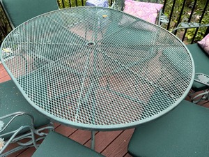 lot 103 image: Vintage Green Metal Patio Table and Six Chairs