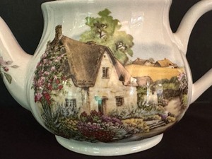 lot 76 image: Vintage Arthur Wood and Son Staffordshire English Teapot