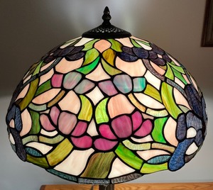 lot 48 image: Stunning Stained Glass Table Lamp