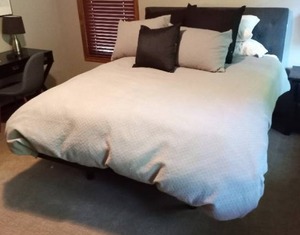 lot 200 image: Queen Bed