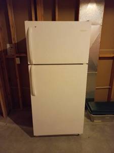 lot 100 image: Working Frigidaire Fridge