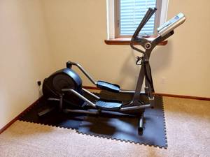 lot 102 image: Life Fitness X1 Elliptical