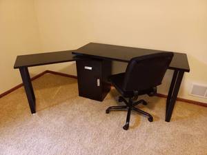 lot 103 image: Desk & More