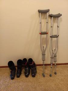 lot 104 image: Ski Boots & Crutches
