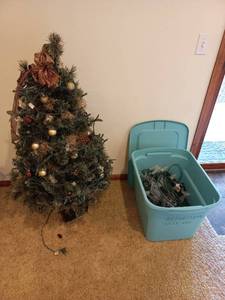lot 111 image: Tree And Lights