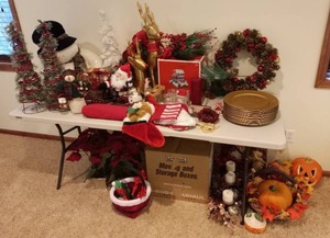 lot 113 image: Holiday Dcor
