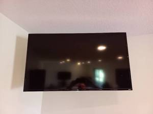 lot 115 image: 40 TCL TV & Roku