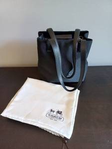 lot 32 image: Coach Bag