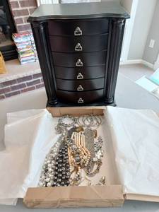 lot 57 image: Jewelry