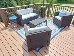 lot 1 image: Patio Set