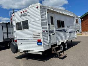 lot 3 image: 2004 Keystone Hornet 245RKS 5th Wheel NO RESERVE