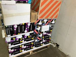 lot 157 image: Wholesale Pallet of Assorted Light bulbs