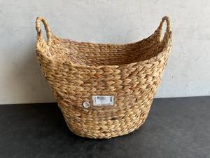 lot 231 image: Deco 79 Seagrass Handmade Large Woven Storage Basket with Ring Handles