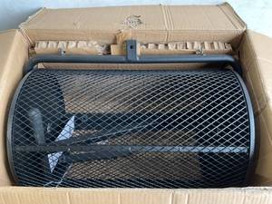 lot 254 image: Walensee 24 Inch 2.7 cu ft. CompostPeat Moss Spreader