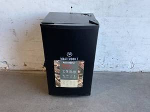 lot 10 image: Masterbuilt 30 inch Digital Electric Smoker with 4 Racks in Black