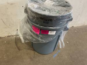 lot 86 image: Rubbermaid Commercial Products Set of 2 Gray Brute 20 Gallon Container with Venting Channels