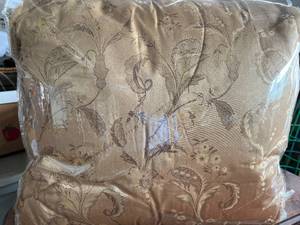 lot 3 image: 7 Pc Gold Queen Comforter Set