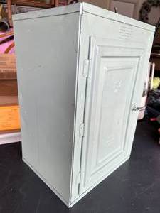lot 4 image: Vintage Metal Decorative Bread Box