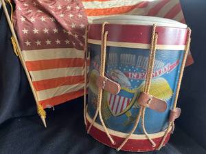 lot 8 image: Infantry Drum Stool and Vintage Flag