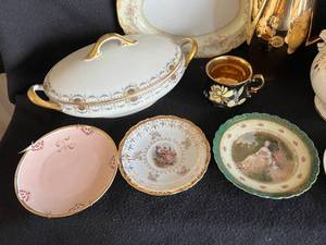 lot 25 image: Vintage Serving Dishes Lot