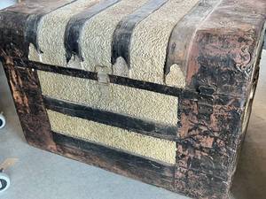 lot 39 image: Large Antique Trunk