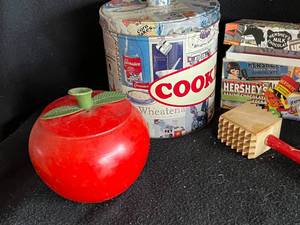 lot 76 image: Cookie Jar, Hersheys Items & Other Vintage Kitchen Items